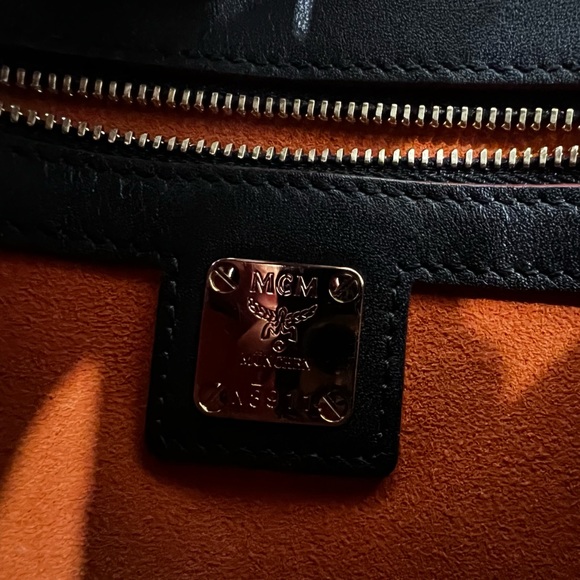 MCM gray snakeskin crossbody with red leather trim - Picture 4 of 6